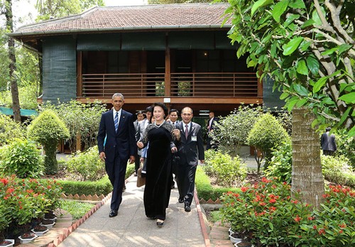 US-Präsident Barack Obama besucht Stelzenhaus von Präsident Ho Chi Minh - ảnh 10