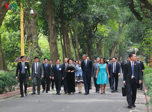 US-Präsident Barack Obama besucht Stelzenhaus von Präsident Ho Chi Minh - ảnh 2