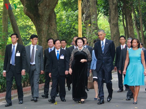 US-Präsident Barack Obama besucht Stelzenhaus von Präsident Ho Chi Minh - ảnh 4