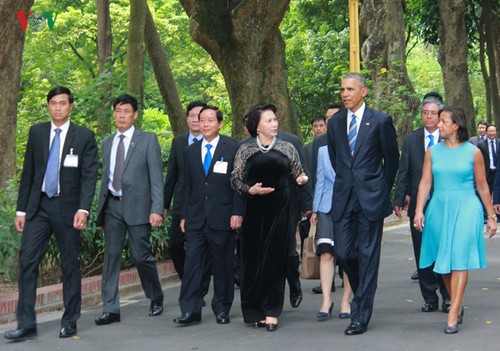 US-Präsident Barack Obama besucht Stelzenhaus von Präsident Ho Chi Minh - ảnh 5
