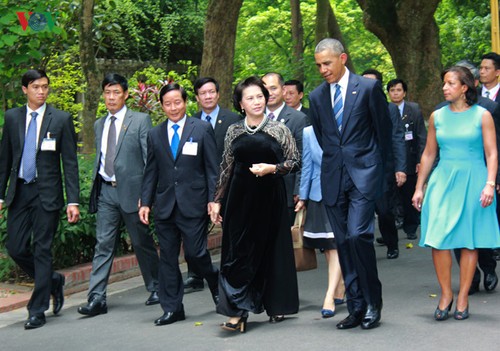 US-Präsident Barack Obama besucht Stelzenhaus von Präsident Ho Chi Minh - ảnh 6