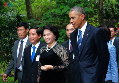 US-Präsident Barack Obama besucht Stelzenhaus von Präsident Ho Chi Minh - ảnh 7