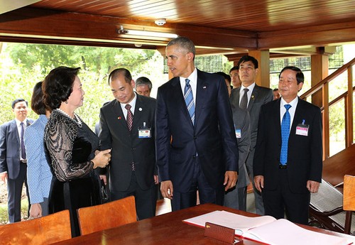 US-Präsident Barack Obama besucht Stelzenhaus von Präsident Ho Chi Minh - ảnh 8