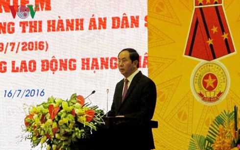 Staatspräsident Tran Dai Quang nimmt an der Feier zum 70. Jahrestag der Vollstreckung der Zivilurtei - ảnh 1