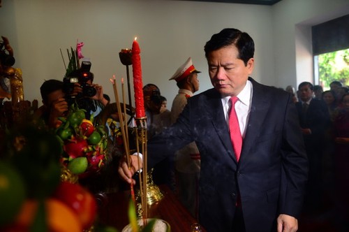 Leiter von Ho Chi Minh Stadt zünden Räucherstäbchen an, um Präsident Ho Chi Minh zu gedenken - ảnh 1