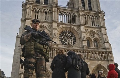 Frankreich wirft Frau vor, einen Terroranschlag nahe der Kathedrale Notre Dame geplant zu haben - ảnh 1