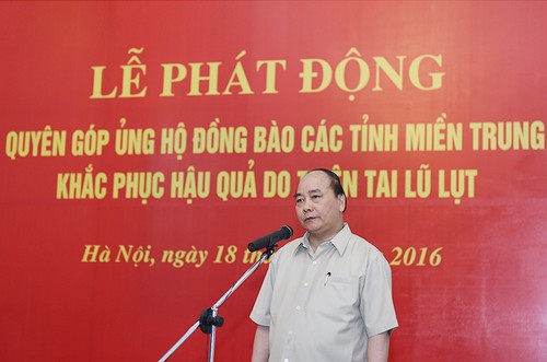 Premierminister Nguyen Xuan Phuc startet Spendenaktion für Opfer der Fluten in Zentralvietnam - ảnh 1