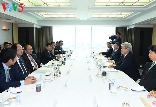 Premierminister Nguyen Xuan Phuc trifft japanische Investoren - ảnh 1