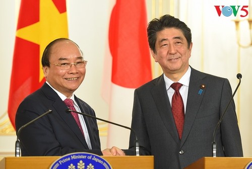 Premierminister Nguyen Xuan Phuc und Japans Premierminister Shinzo Abe geben Pressekonferenz - ảnh 1