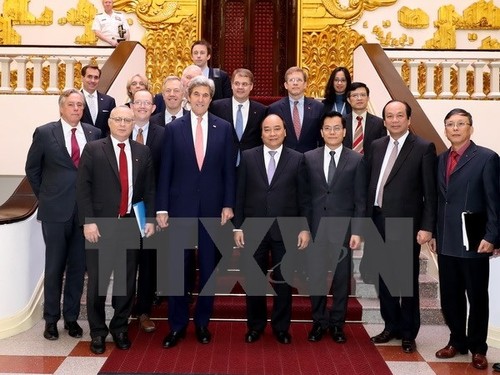 Premierminister Nguyen Xuan Phuc empfängt ehemaligen US-Außenminister John Kerry - ảnh 1