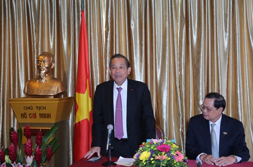 Vize-Premierminister Truong Hoa Binh besucht die vietnamesische Botschaft in Singapur - ảnh 1