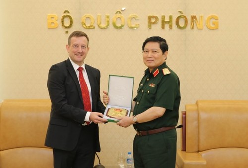 General Ngo Xuan Lich empfängt den französischen Botschafter Bertrand Lortholary - ảnh 1