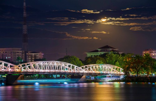 Wunderschöne Fotos über die Kaiserstadt Hue, am Tag und in der Nacht - ảnh 7