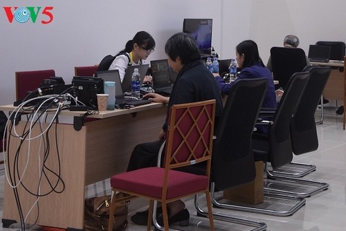 Arbeitsstimmung der Journalisten im internationalen APEC-Pressezentrum - ảnh 15
