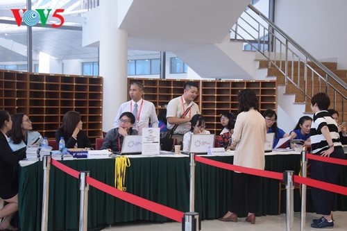 Arbeitsstimmung der Journalisten im internationalen APEC-Pressezentrum - ảnh 3