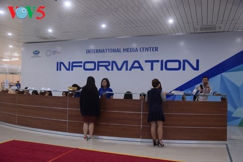 Arbeitsstimmung der Journalisten im internationalen APEC-Pressezentrum - ảnh 4
