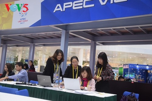 Arbeitsstimmung der Journalisten im internationalen APEC-Pressezentrum - ảnh 6