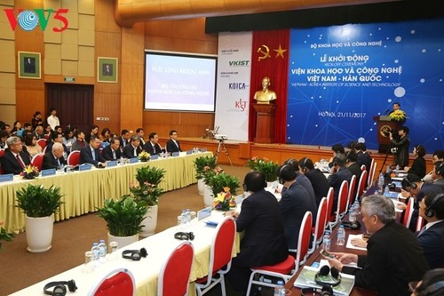 Vize-Premierminister Vu Duc Dam ist beim Start des Wissenschaftsinstituts Vietnam-Südkorea anwesend - ảnh 1