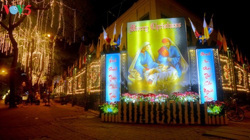 Weihnachtsstimmung bei Kirchen in Hanoi - ảnh 1