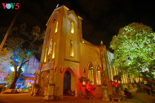 Weihnachtsstimmung bei Kirchen in Hanoi - ảnh 4
