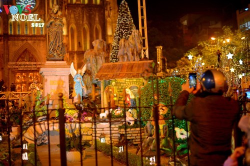 Weihnachtsstimmung bei Kirchen in Hanoi - ảnh 7