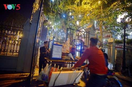 Weihnachtsstimmung bei Kirchen in Hanoi - ảnh 13