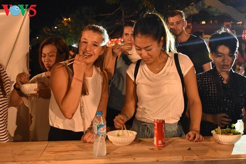 Zehn ausländische Köche beteiligen sich an Wettbewerb zu Cao-Lau-Speise - ảnh 11