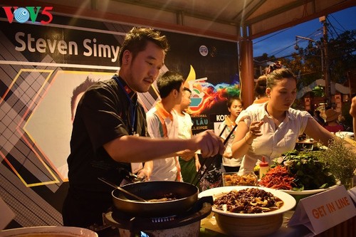 Zehn ausländische Köche beteiligen sich an Wettbewerb zu Cao-Lau-Speise - ảnh 12