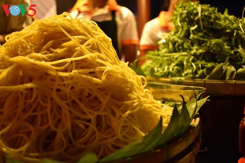 Zehn ausländische Köche beteiligen sich an Wettbewerb zu Cao-Lau-Speise - ảnh 19