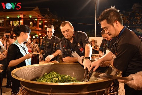 Zehn ausländische Köche beteiligen sich an Wettbewerb zu Cao-Lau-Speise - ảnh 1