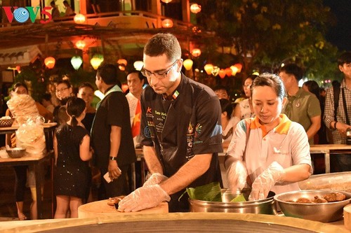 Zehn ausländische Köche beteiligen sich an Wettbewerb zu Cao-Lau-Speise - ảnh 2