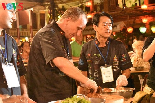 Zehn ausländische Köche beteiligen sich an Wettbewerb zu Cao-Lau-Speise - ảnh 3