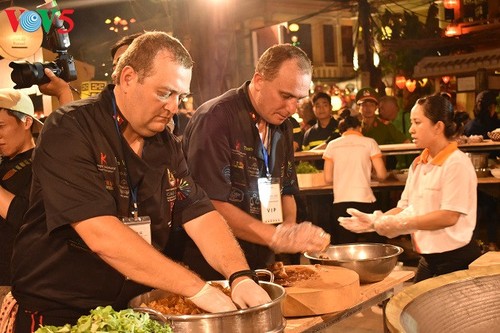 Zehn ausländische Köche beteiligen sich an Wettbewerb zu Cao-Lau-Speise - ảnh 4