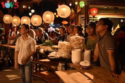 Zehn ausländische Köche beteiligen sich an Wettbewerb zu Cao-Lau-Speise - ảnh 5