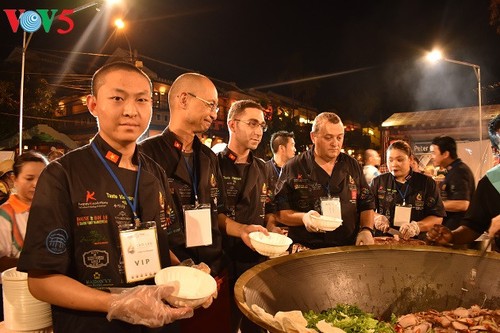 Zehn ausländische Köche beteiligen sich an Wettbewerb zu Cao-Lau-Speise - ảnh 7