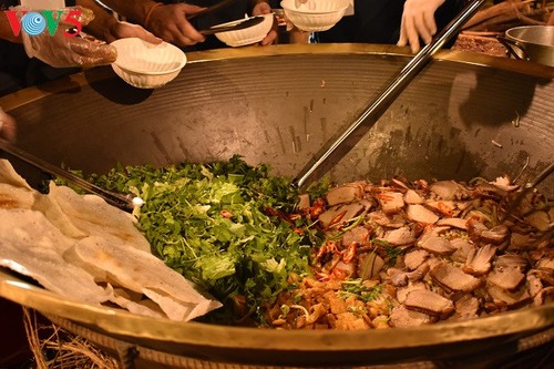 Zehn ausländische Köche beteiligen sich an Wettbewerb zu Cao-Lau-Speise - ảnh 8