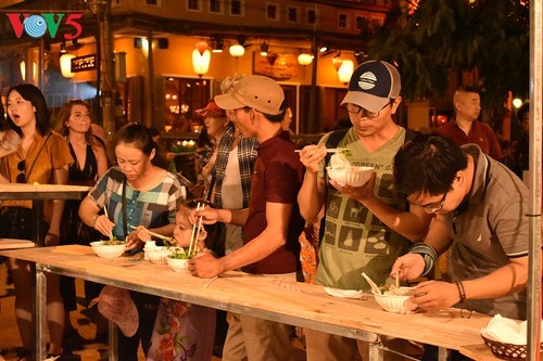 Zehn ausländische Köche beteiligen sich an Wettbewerb zu Cao-Lau-Speise - ảnh 9