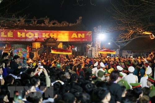 Zehntausende Menschen nehmen an der Feier zur Stempelverteilung im Tran-Tempel teil - ảnh 1