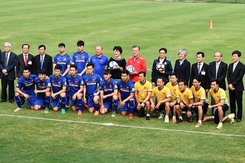 Südkoreas Präsident Moon Jae-in trifft U23-Fussballmannschaft Vietnams - ảnh 1