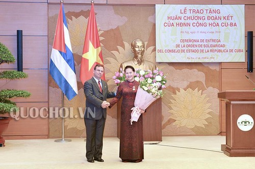 Parlamentspräsidentin Nguyen Thi Kim Ngan bekommt Solidaritätsorden des kubanischen Staatsrats - ảnh 1