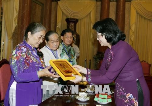 Vize-Staatspräsidentin empfängt Delegation von Menschen mit verdienstvoller Leistung aus Tien Giang - ảnh 1