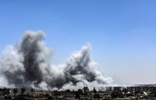 Irak fliegt Luftangriffe auf IS-Stellungen in Syrien - ảnh 1