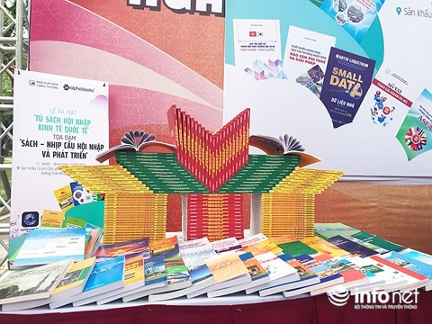 Tag der vietnamesischen Bücher: “Bücherregal für Integration in die Weltwirtschaft”präsentiert - ảnh 1