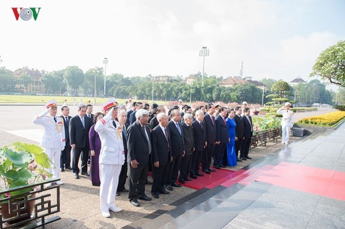 Leiter der Partei und des Staates besuchen Ho-Chi-Minh-Mausoleum zu seinem 128. Geburtstag - ảnh 1