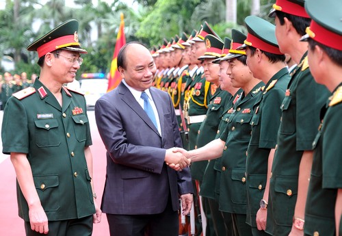 Premierminister Nguyen Xuan Phuc führt Arbeitstreffen mit dem Konzern Viettel - ảnh 1