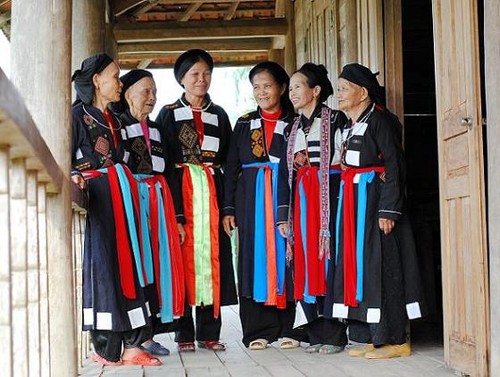 Einzigartigkeit der traditionellen Trachten der Frauen der Cao Lan in Bac Giang - ảnh 1