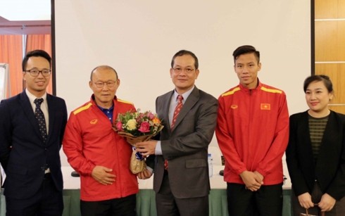 Vietnamesischer Botschafter in Katar besucht die Nationalfussballmannschaft - ảnh 1