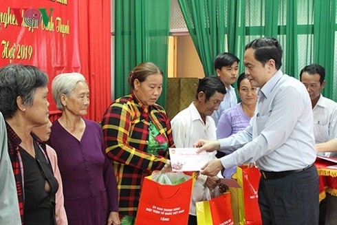 Vorsitzender der Vaterländischen Front Vietnams überreicht armen Familien in Hau Giang Geschenke - ảnh 1
