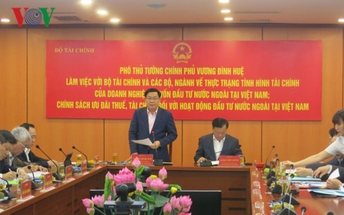 Vize-Premierminister Vuong Dinh Hue: Ausländische Investoren bevorzugen und zugleich Einnahme des Staatshaushalts garantieren - ảnh 1