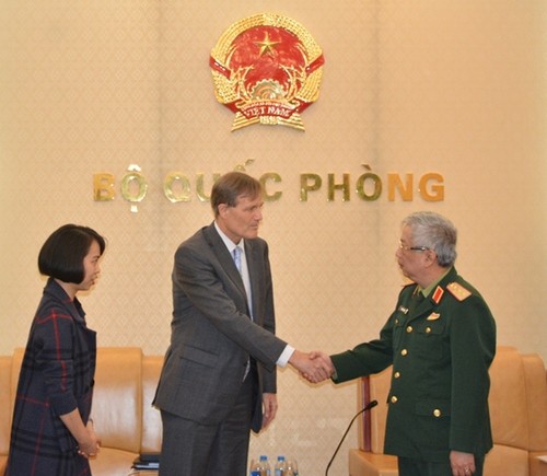 Vize-Verteidigungsminister Nguyen Chi Vinh empfängt USAID-Direktor in Vietnam - ảnh 1